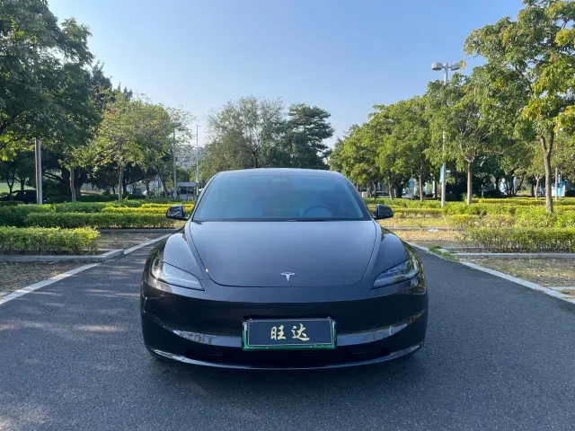 Tesla Model 3 — Фото автомобиля 2