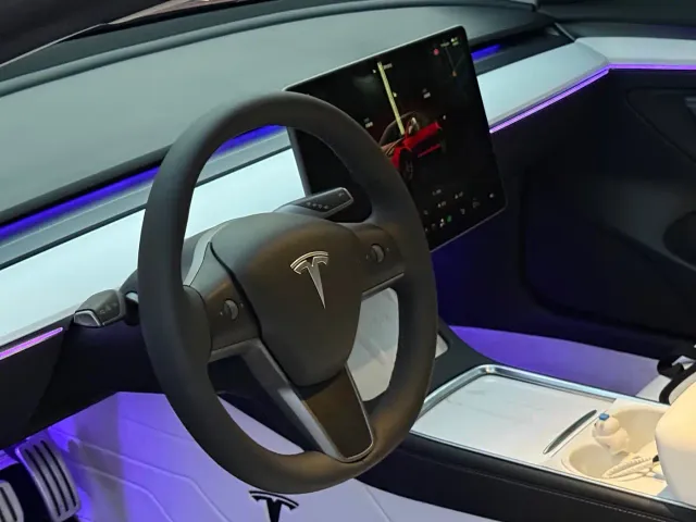 Tesla Model 3 — Фото автомобиля 9