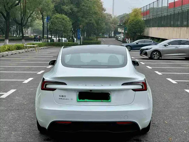 Tesla Model 3 — Фото автомобиля 10