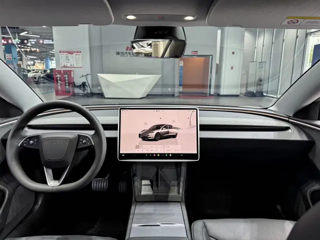 Tesla Model 3 — Фото автомобиля 11
