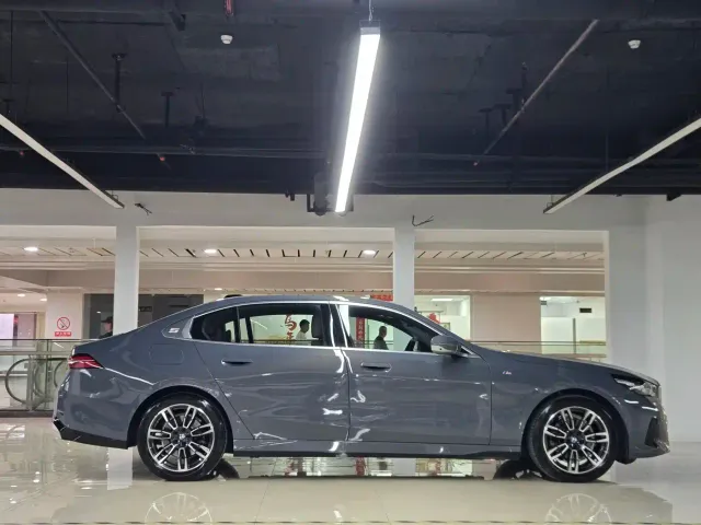 BMW 5 Series — Фото автомобиля 3