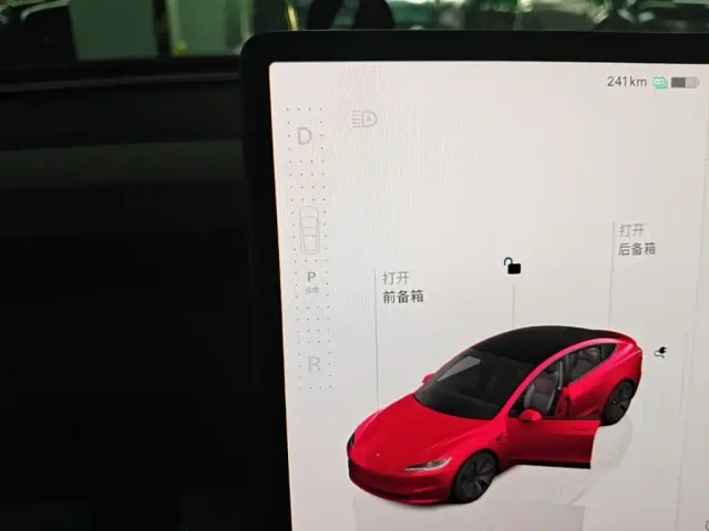 Tesla Model 3 — Фото автомобиля 13