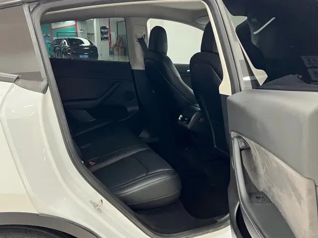 Tesla Model Y — Фото автомобиля 10