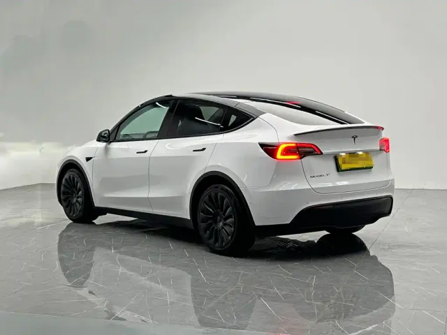 Tesla Model Y — Фото автомобиля 4
