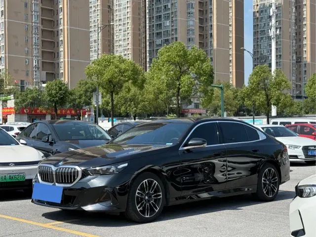 Фотография автомобиля — BMW 5 Series