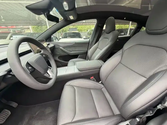 Tesla Model Y — Фото автомобиля 4