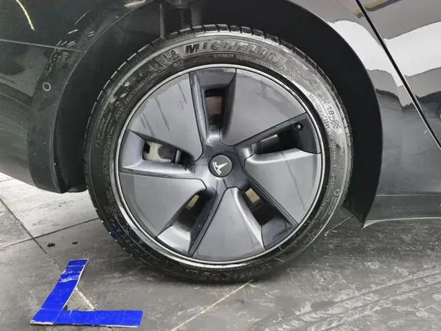 Tesla Model 3 — Фото автомобиля 6