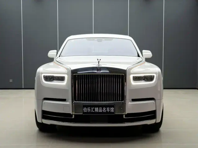 Rolls-Royce Phantom — Фото автомобиля 3