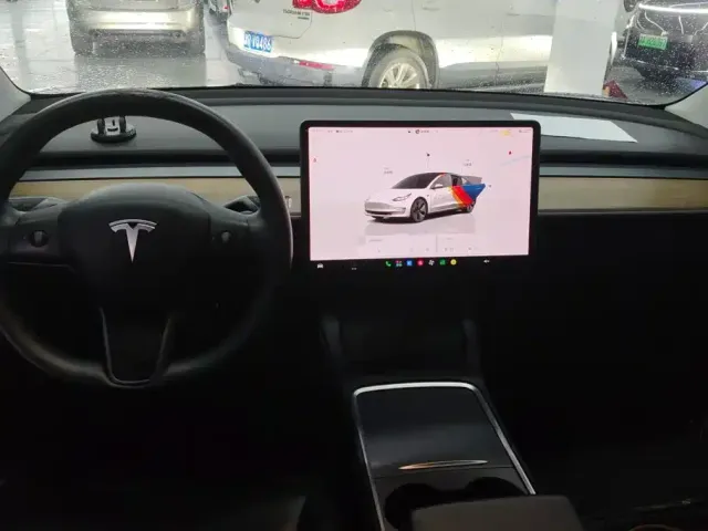 Tesla Model 3 — Фото автомобиля 12