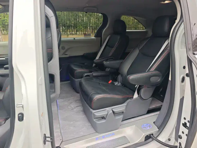Toyota Sienna — Фото автомобиля 10