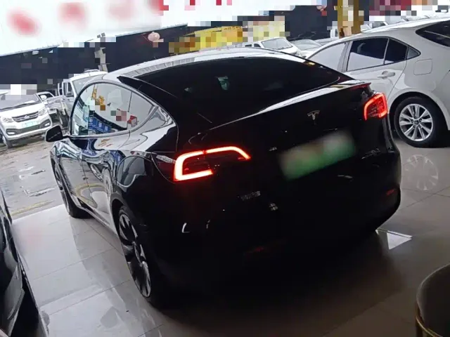 Tesla Model Y — Фото автомобиля 4