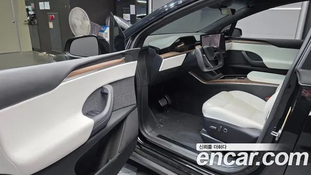 Tesla Model X — Фото автомобиля 10