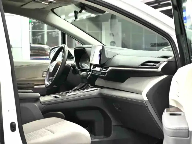 Toyota Sienna — Фото автомобиля 9