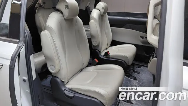 Kia Carnival Generation 4 — Фото автомобиля 11