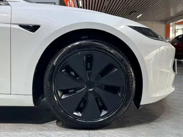 Tesla Model 3 — Фото автомобиля 22