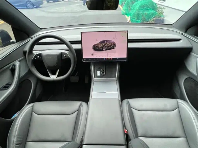 Tesla Model Y — Фото автомобиля 3