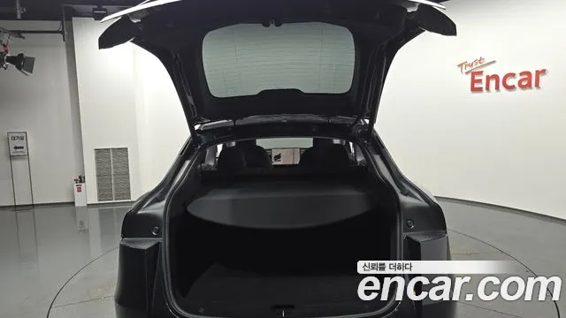 Tesla Model Y — Фото автомобиля 4