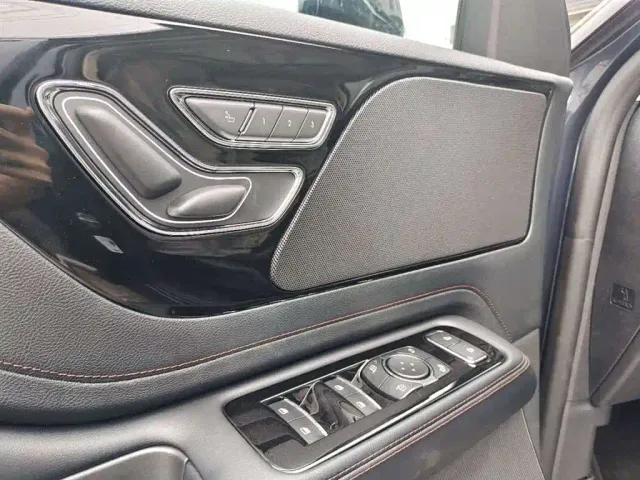 Lincoln Aviator — Фото автомобиля 8