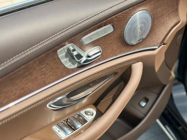 Mercedes-Benz E-Class — Фото автомобиля 8