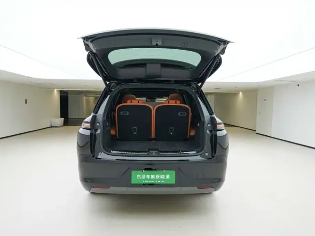 Li Auto L8 — Фото автомобиля 6