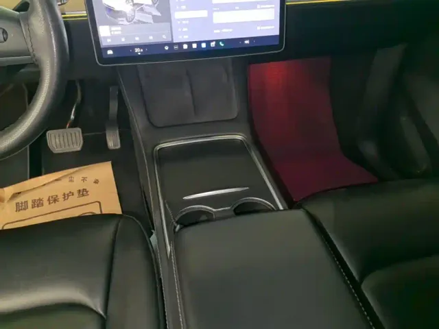 Tesla Model Y — Фото автомобиля 13