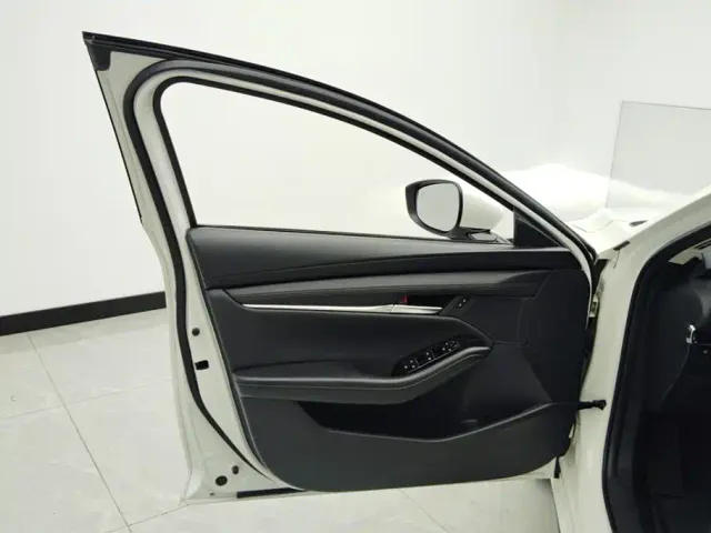Mazda Axela — Фото автомобиля 7