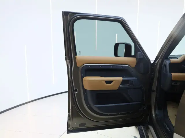 Land Rover Defender — Фото автомобиля 8
