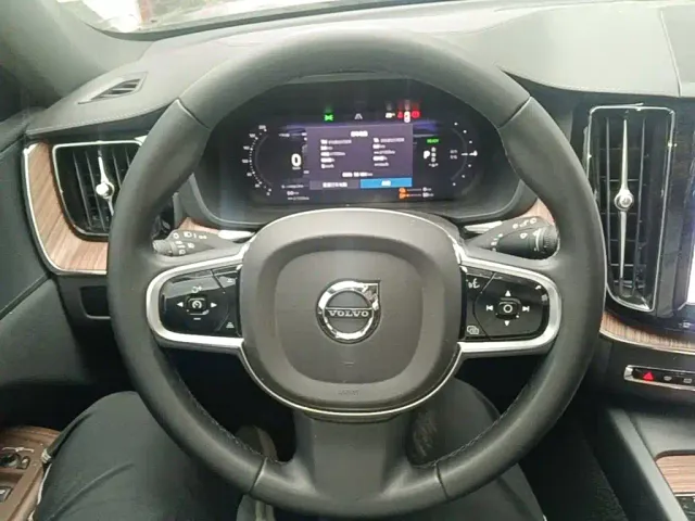 Volvo XC60 — Фото автомобиля 10