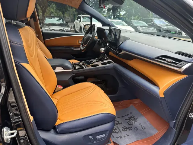 Toyota Sienna — Фото автомобиля 10
