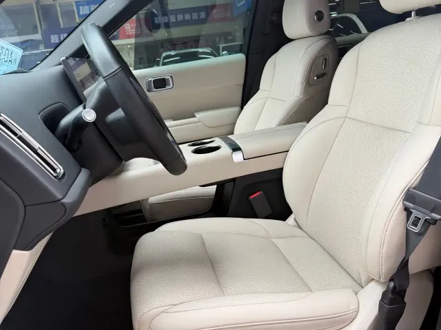 Li Auto L8 — Фото автомобиля 7