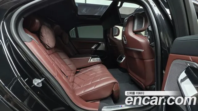 BMW 7 Series G70 — Фото автомобиля 18