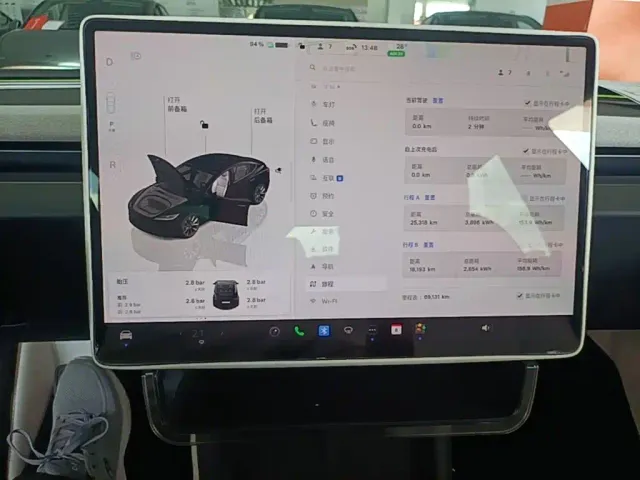 Tesla Model 3 — Фото автомобиля 11