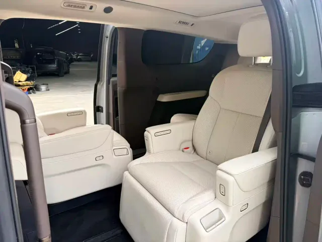 Li Auto MEGA — Фото автомобиля 3