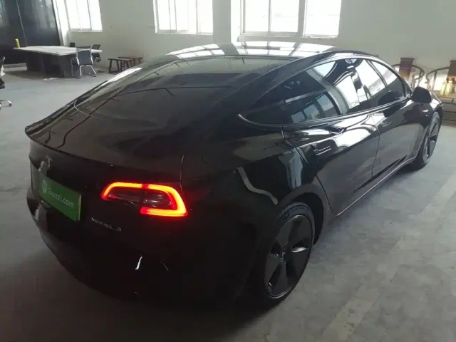 Tesla Model 3 — Фото автомобиля 6