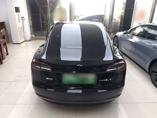 Tesla Model 3 — Фото автомобиля 3