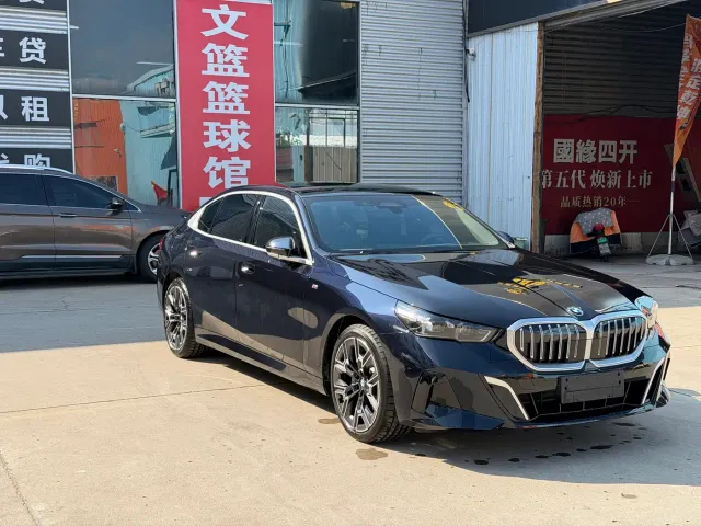 BMW 5 Series — Фото автомобиля 3