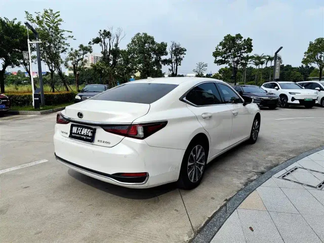 Lexus ES — Фото автомобиля 9