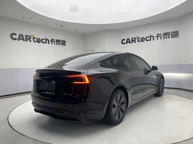 Tesla Model 3 — Фото автомобиля 5