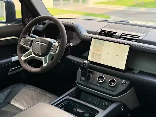 Land Rover Defender — Фото автомобиля 15