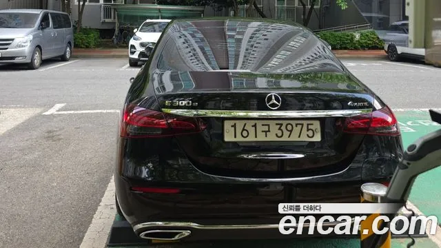 Mercedes-Benz E-Class — Фото автомобиля 4