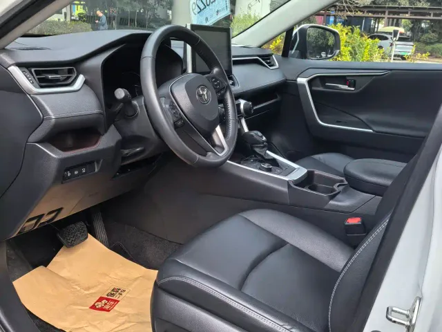 Toyota RAV4 — Фото автомобиля 4