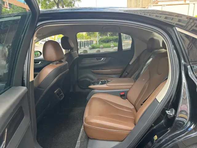Hongqi E-QM5 — Фото автомобиля 7