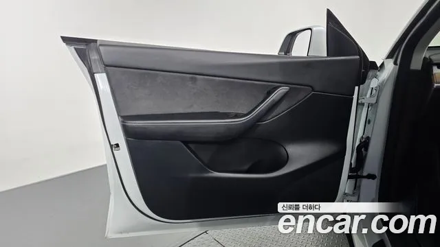 Tesla Model Y — Фото автомобиля 24