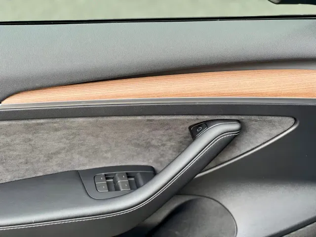 Tesla Model 3 — Фото автомобиля 23