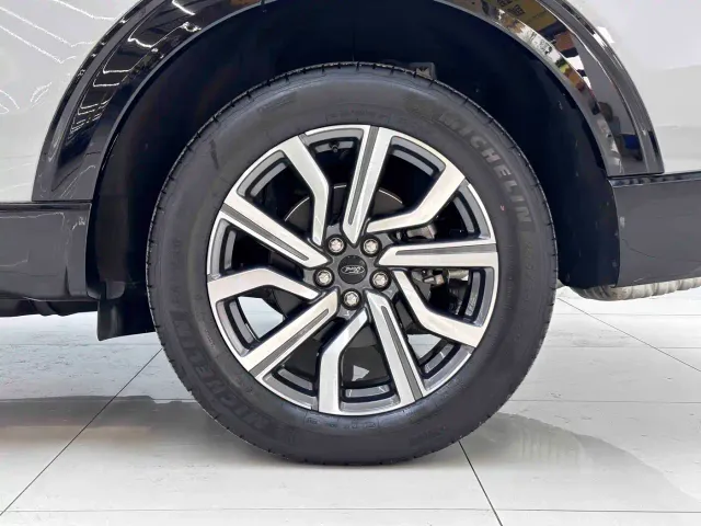 Ford Explorer — Фото автомобиля 7