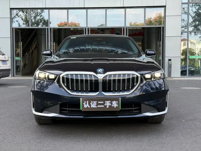 BMW i5 — Фото автомобиля 2