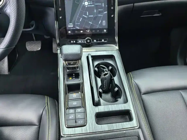 Roewe RX5 — Фото автомобиля 16