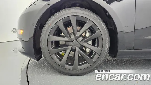 Tesla Model 3 — Фото автомобиля 4