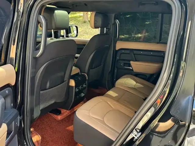 Land Rover Defender — Фото автомобиля 13