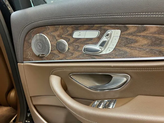 Mercedes-Benz E-Class — Фото автомобиля 11